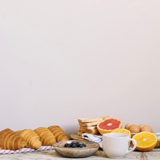 Tavola con cibo per la colazione