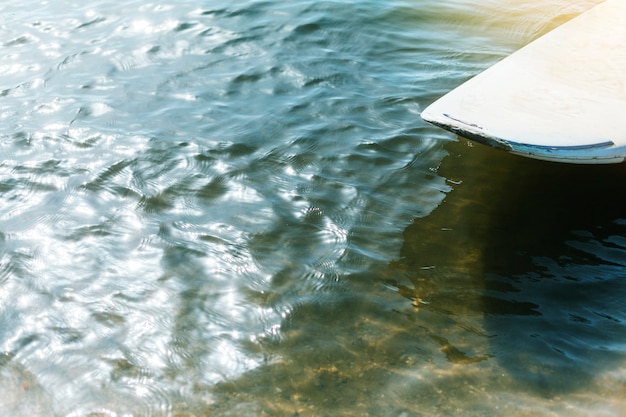 Tavola da kitesurf sull&#39;acqua