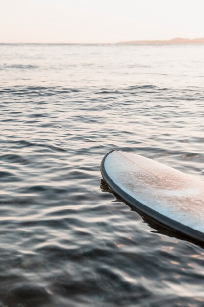 Tavola da surf che galleggia sul mare