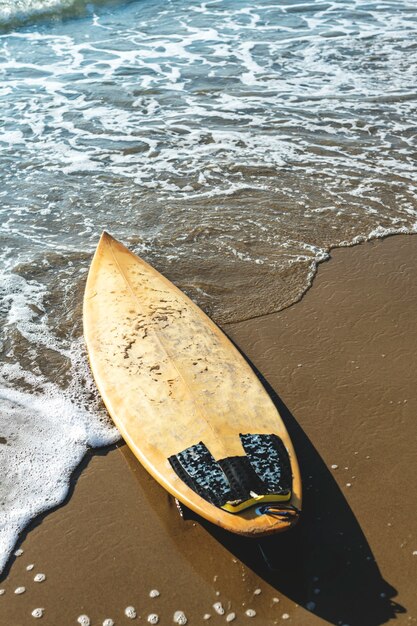 Tavola da surf su una spiaggia sabbiosa