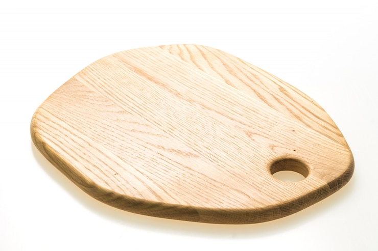 Foto gratuito tavola da taglio in legno marrone