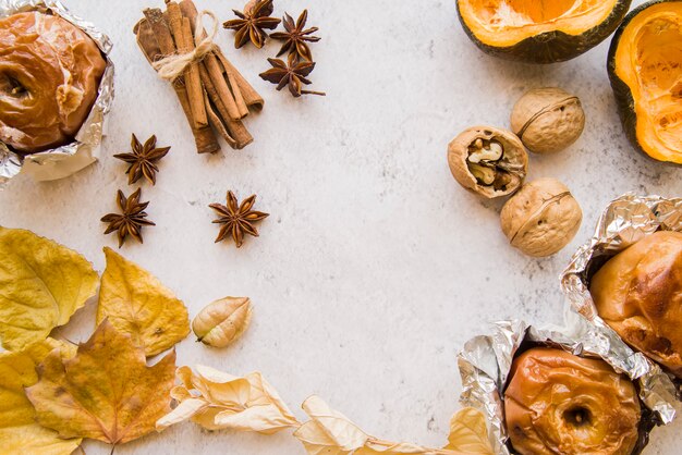 Tavola decorata con cibo