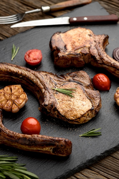 Tavola di legno ad alto angolo con carne cotta