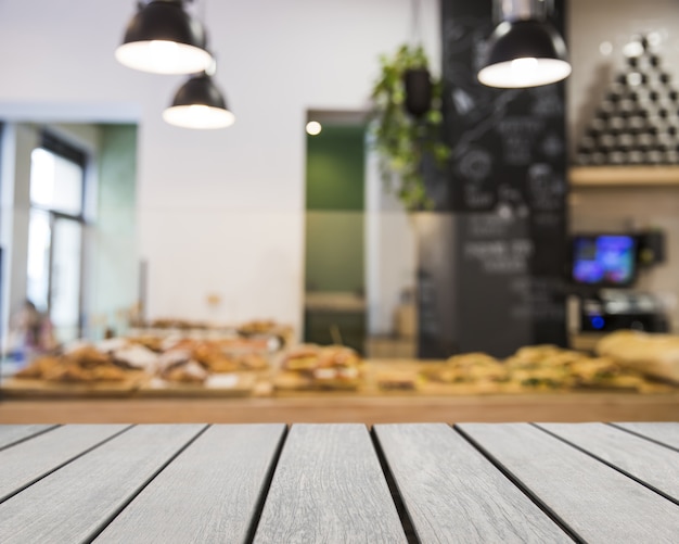 Tavola di legno che guarda al pane