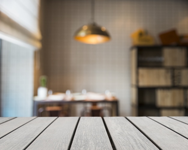 Tavola di legno che guarda alla biblioteca