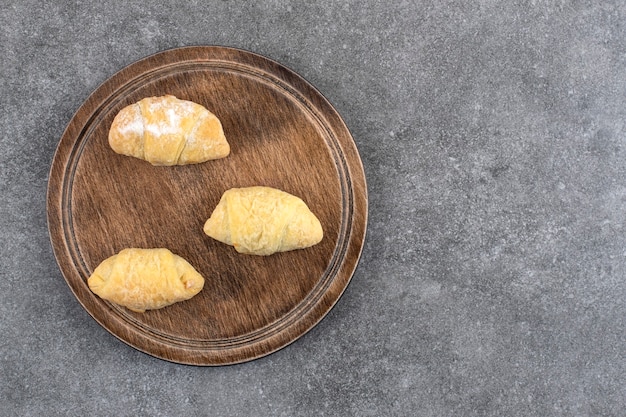 Tavola di legno con biscotti freschi fatti in casa sul tavolo di marmo.