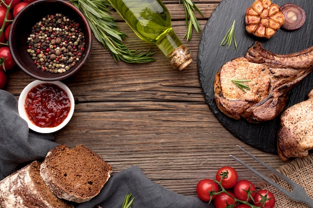 Tavola di legno con carne cotta e cornice