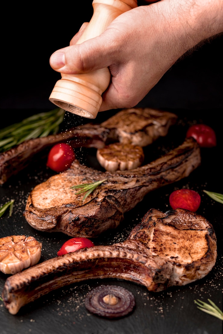 Foto gratuito tavola di legno con deliziosa carne cotta