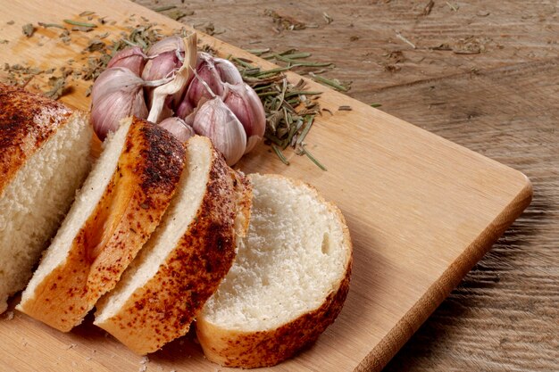 Tavola di legno con fette di pane