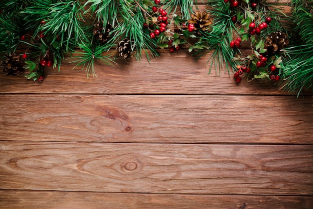 Tavola di legno con ramoscello di Natale