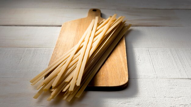 Tavola di legno con spaghetti