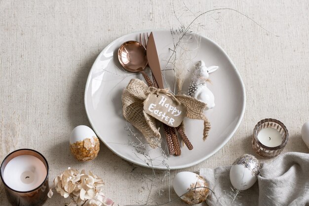 Tavola di Pasqua festiva con dettagli decorativi sul tavolo bianco