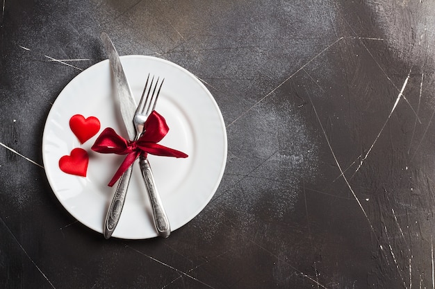 Tavola di San Valentino impostazione cena romantica sposarmi matrimonio con coltello forchetta piatto