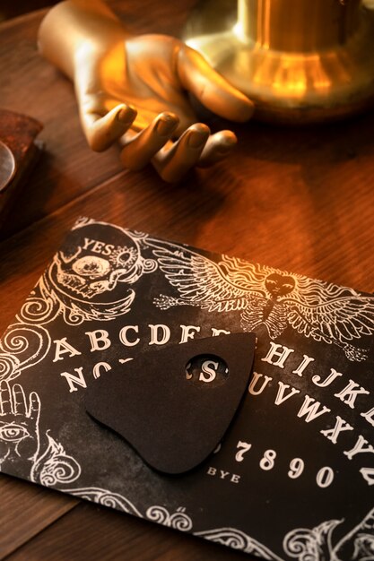 Tavola Ouija e disposizione delle mani d'oro