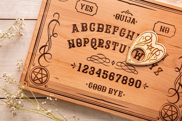 Tavola Ouija piatta sul tavolo di legno