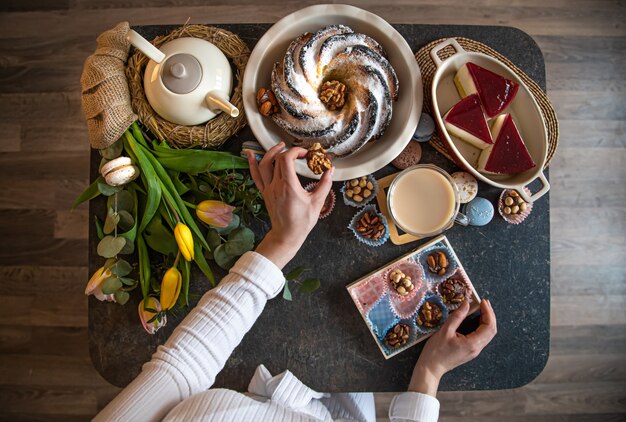 Tavola per colazione o brunch ricca di ingredienti sani per un delizioso pasto pasquale con amici e famiglia attorno al tavolo.