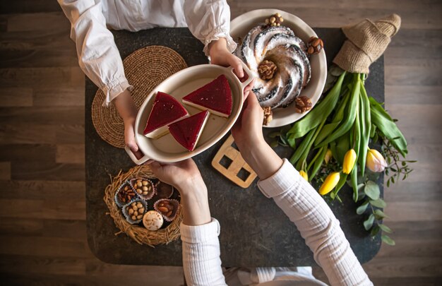 Tavola per colazione o brunch ricca di ingredienti sani per un delizioso pasto pasquale con amici e famiglia attorno al tavolo.