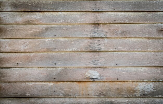 Tavole di legno danneggiate con macchie di umidità
