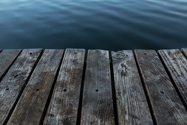 Tavole di legno e muratura dell'acqua sul primo piano del lago