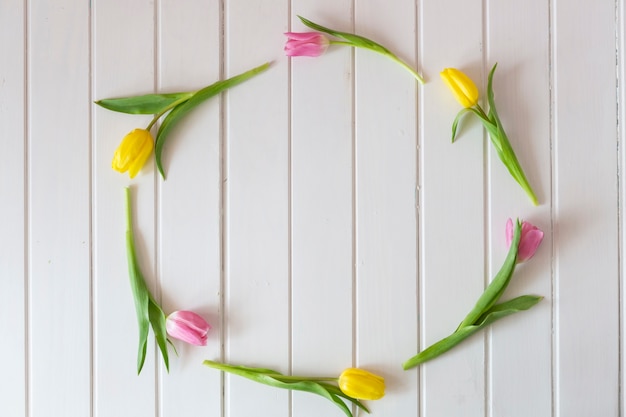 tavole in legno con cornice di tulipani