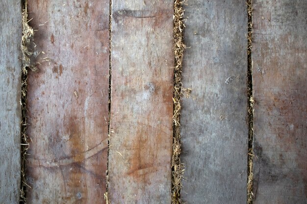Tavole vecchie parete, soffitto, trama di sfondo del pavimento con fieno dalla parte posteriore