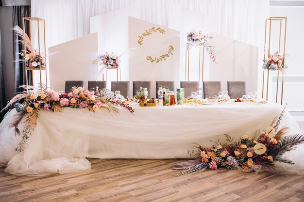 Tavoli per matrimoni decorati e sala interna