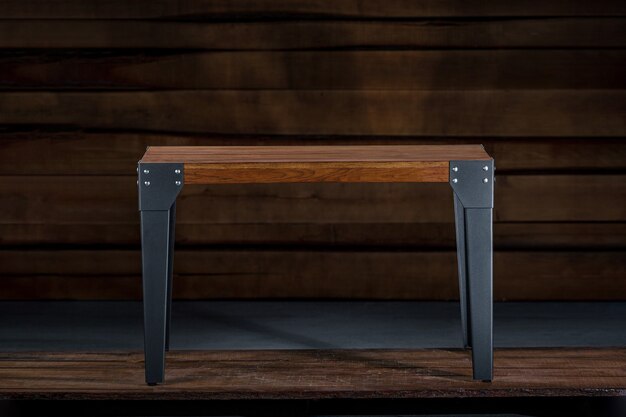 Tavolino in legno con gambe in metallo nella falegnameria