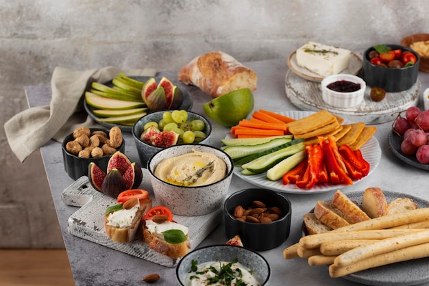 Tavolo ad alto angolo pieno di deliziose disposizioni di cibo