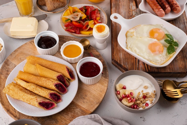 Tavolo ad alto angolo pieno di deliziose disposizioni di cibo