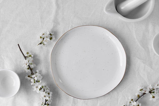 Tavolo bianco per una deliziosa composizione del pasto