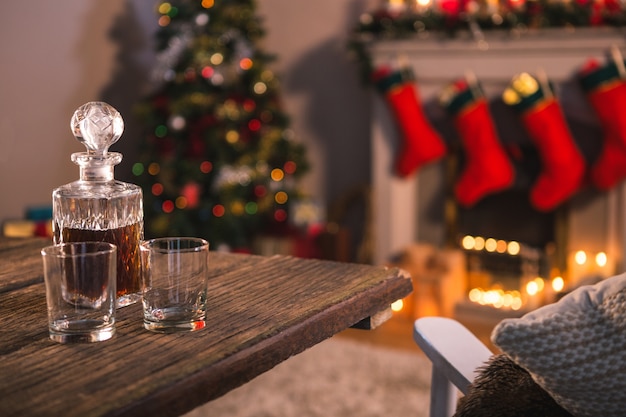 Tavolo con due bicchieri e bottiglia di liquore