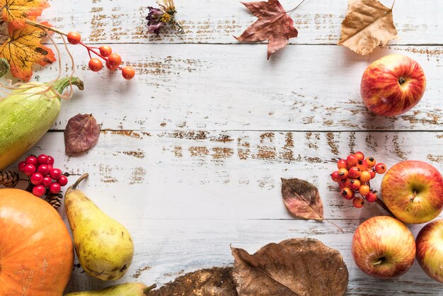 Tavolo con raccolta di frutti di bosco e frutta