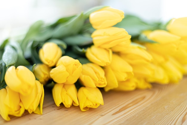 Tavolo con un fresco bouquet di tulipani