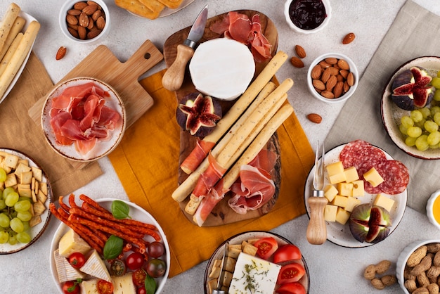 Tavolo con vista dall'alto pieno di cibo delizioso?