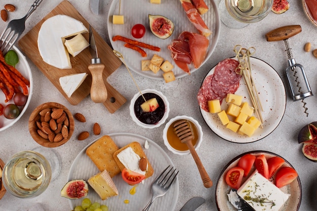 Tavolo con vista dall'alto pieno di cibo delizioso?