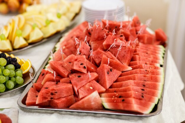 tavolo da buffet bella e deliziosa per un matrimonio