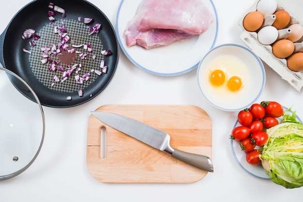 Tavolo da cucina con ingredienti per il piatto