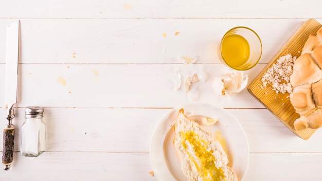 Tavolo da cucina con pane all&#39;aglio