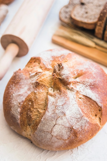 Tavolo da cucina con pane