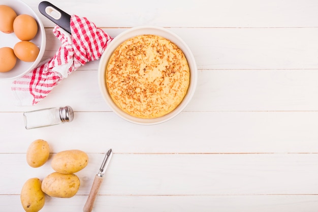 Tavolo da cucina con torta e ingredienti