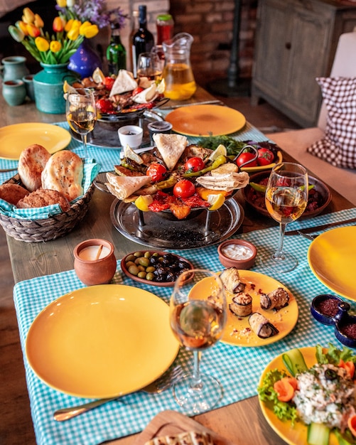 Tavolo da pranzo con salvia e snack vari