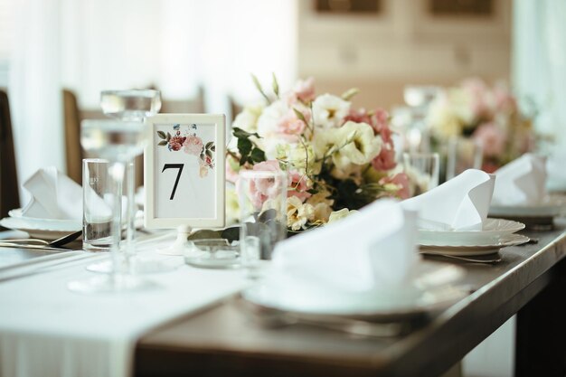 Tavolo da pranzo decorato al ricevimento di nozze.