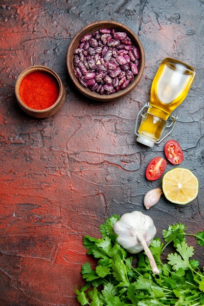 Tavolo da pranzo pepe aglio limone e verdure e fagioli sulla tavola di colori misti