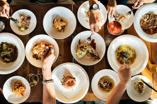 Tavolo da pranzo pieno di opzioni