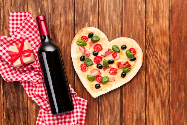 Tavolo da pranzo romantico vista dall'alto con bottiglia di vino