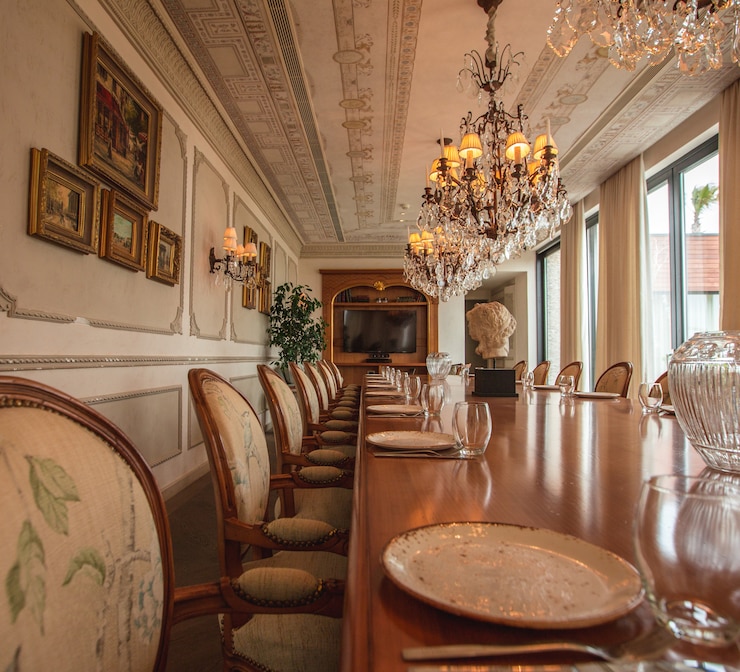 Foto gratuito tavolo da riunione e sala da pranzo di lusso e sedie multiple