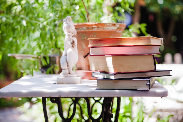 Tavolo in cortile con libri in cima