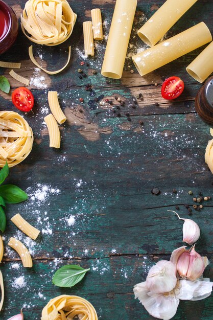 Tavolo in legno con diversi tipi di pasta