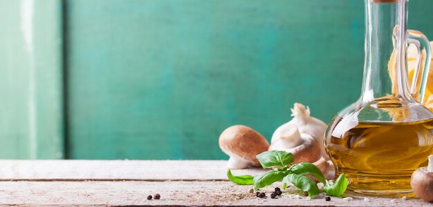 Tavolo in legno con l&#39;olio e funghi