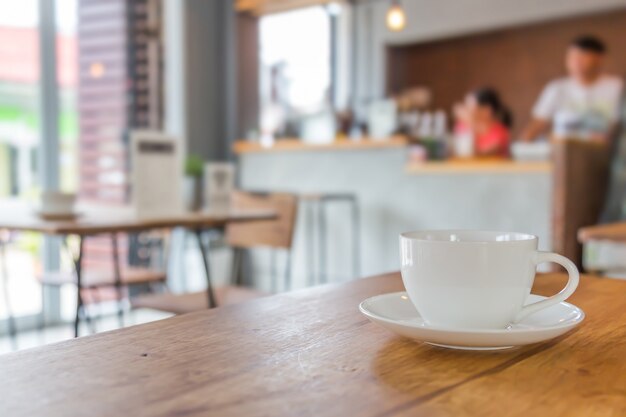 Tavolo in legno con piattino e la tazza